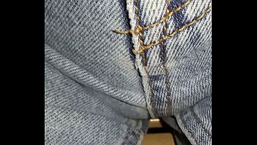 Moglie si accarezza in jeans