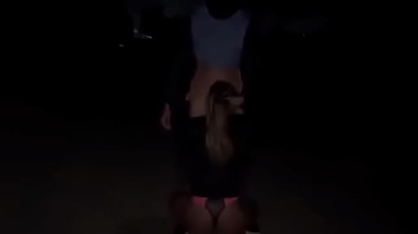 Minha esposa dando na rua pra um moreno dotadissimo tirou a camisinha 