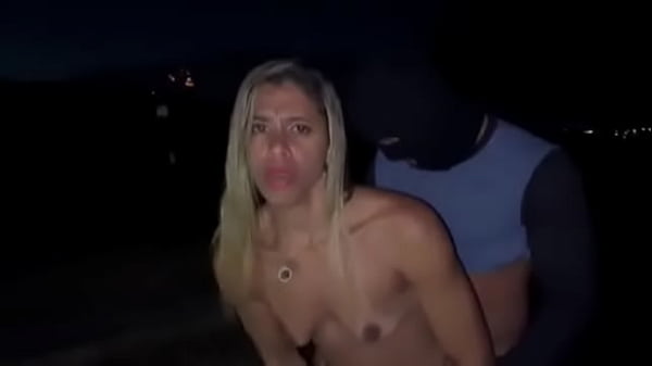 Play MP4 - MINHA ESPOSA DANDO NA RUA PRA UM MORENO DOTADISSIMO TIROU A CAMISINHA