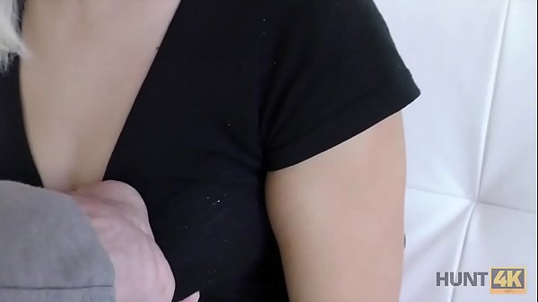 HUNT4K. Hunter le da dinero a una jovencitarubia para que_abra la puerta cerrada