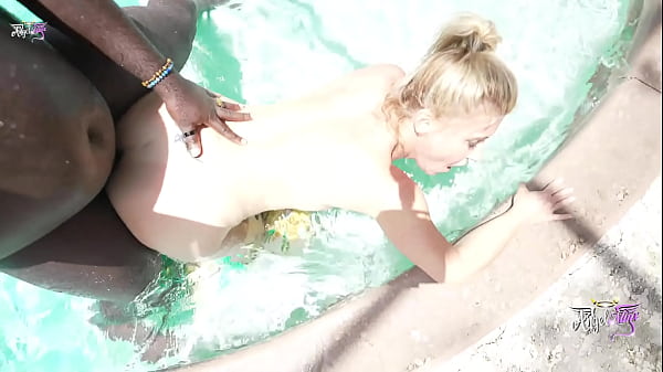 Poolside milf gets way wet