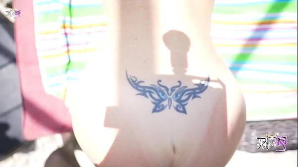 Poolside milf gets way wet 