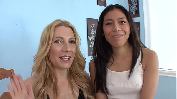 MATURE_LESBIAN_COUCAR MILF TEACHES GIRLTO LESBOSEX