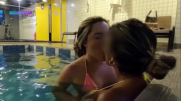 Acho Que Causamos Um Pouco Na Piscina Do Hotel... Ser&aacute; Que Tinha C&acirc;meras De Seguran&ccedil;a? thumbnail