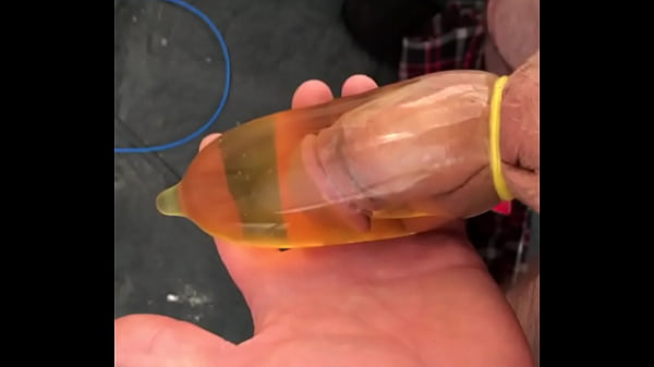 Play MP4 - Piss filled condom