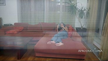 Nonton Wetting Her Jeans And Getting Golden Shower thumbnail