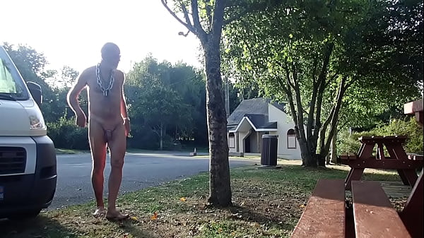 exhib nu sur une aire de repos aire des ch