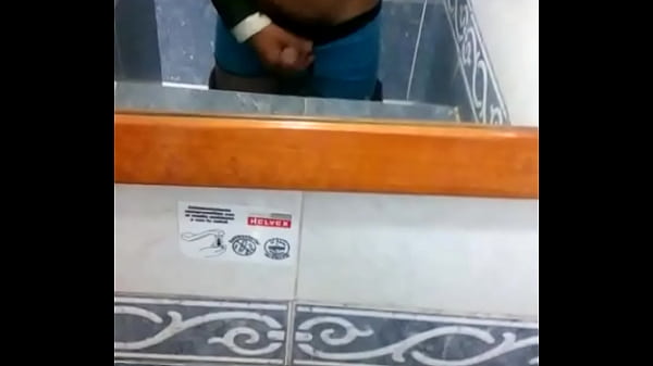 Joven se graba en hotel 