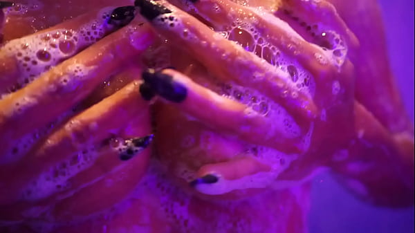 Play MP4 - Hot girl takes a shower while listening to classical music