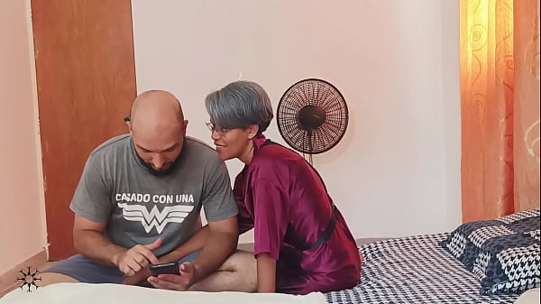 My stepsister shows me some images on her phone_and starts to excite me_until weend up_fucking_Porn in_Spanish