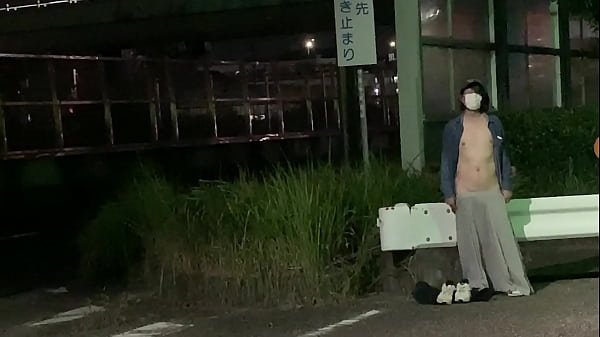 女装まゆの側道で全裸露出 