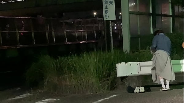 女装まゆの側道で全裸露出 