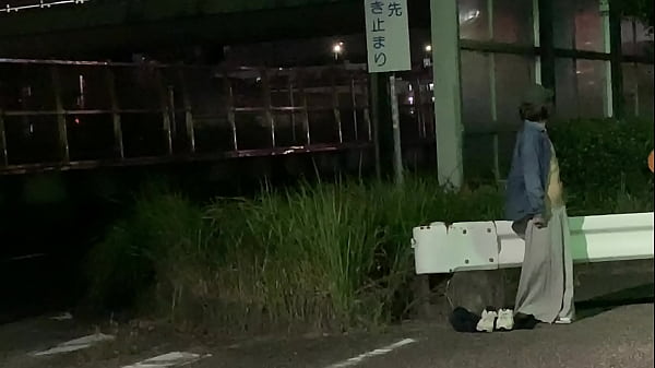 Play MP4 - 女装子まゆちゃんが側道でいよいよパンツ脱いで全裸Ｍ字露出で大胆大開脚