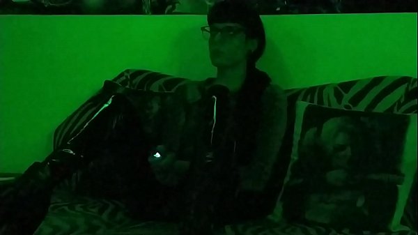 Play MP4 - Beth Kinky - Sexy goth domina smoking in green light pt2 HD