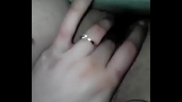 Putita joven juega con su xoxo mojadido 