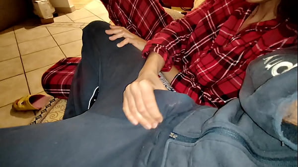 Moglie in pigiama si scopa una amico in silenzio mentre il marito &egrave; e in camera