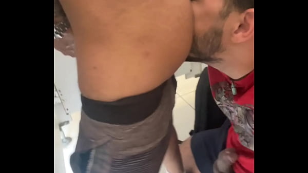 Maloka Ficou Me Olhando Durante O Treino, Levei Ele Pro Banheiro, Mamei Seu Pauz&atilde;o E Chupei Seu Cuzinho. thumbnail