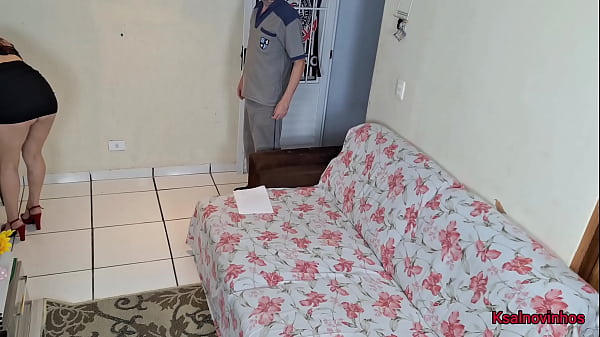 Play MP4 - Esposa traiu marido com entregador enquanto marido foi ao futebol&excl;