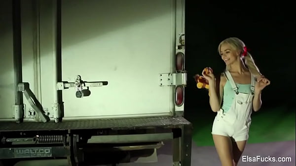 Elsa Jeanfucks amasked_stranger