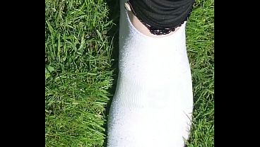 Wei&szlig_e Socken auf dem Gartenrasen
