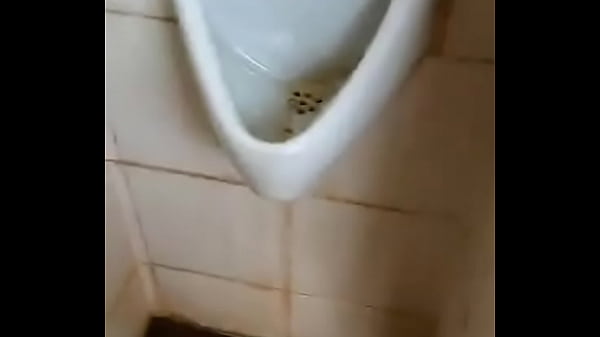 Play MP4 - pissing and holding cock of desi gay labour in lungi