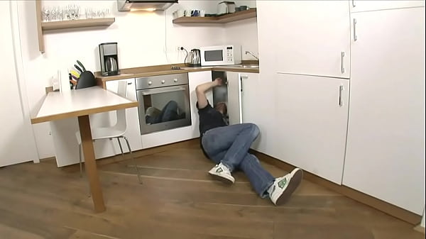 Nonton Mia Leone Is A Horny Housewife Sqf thumbnail