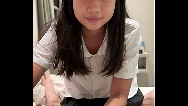 Une asiatique de ans en uniforme scolaire se fait baiser par une grosse bite blanche