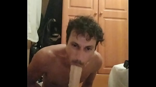 Play MP4 - Lionel Hearts testing his big mouth and deep throat with 25cm