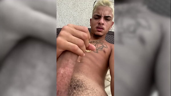Novinho punheteiro gozando no sigilo 