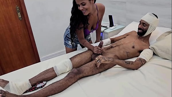 Foi visitar o amigo que foi atropelado e deixou ele foder_sua namorada novinha safada no quarto privado dohospital