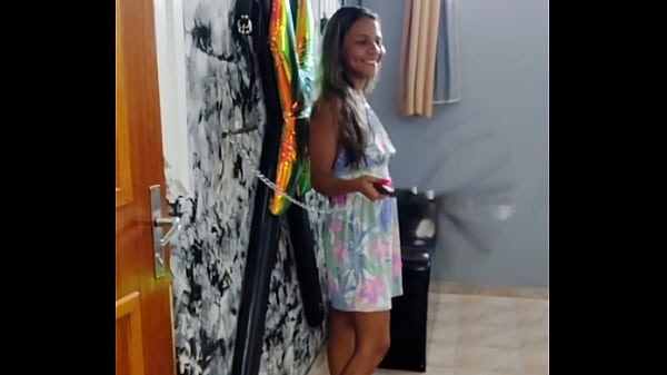 Sra ker brincando antes de atender ao cliente