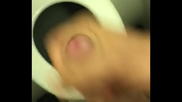 Lucazzo si fauna sega nel bagno dellaereo