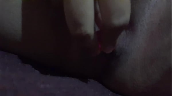 Introduzi um objeto na minha buceta 