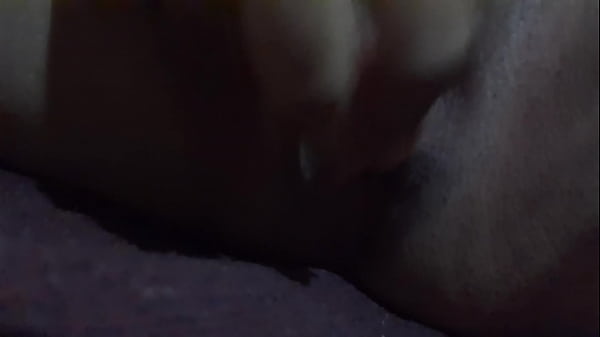 Introduzi um objeto na minha buceta 