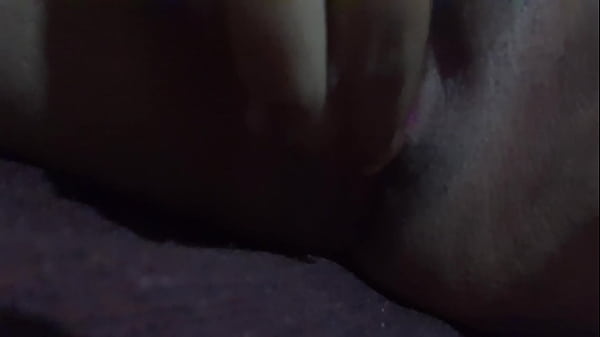 Introduzi um objeto na minha buceta 