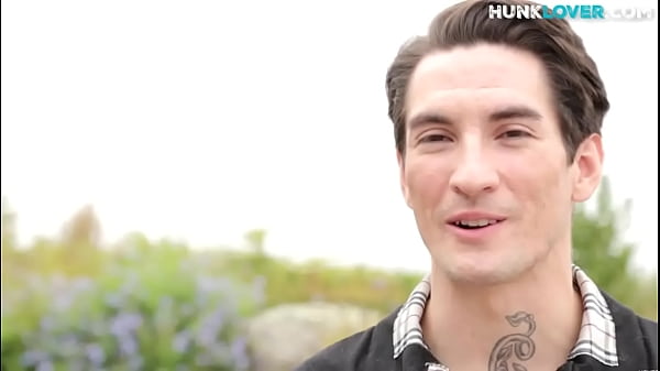 Athletic tattoo amateur jerking his hairy shaft in solo