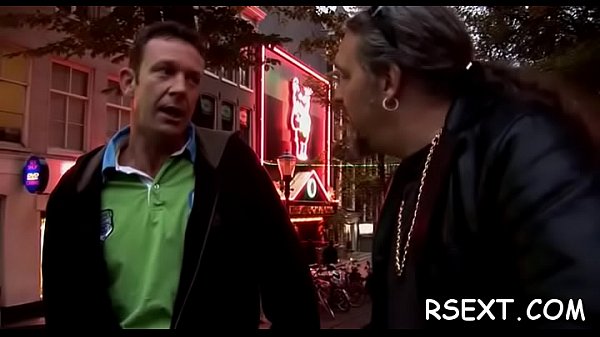 Sexy_ass hottie sucks dick