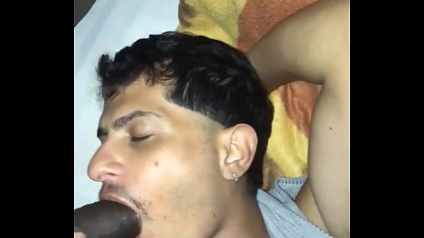 Neg&atilde;o da minha rua me botou pra mamar a pica dele gostosinho 