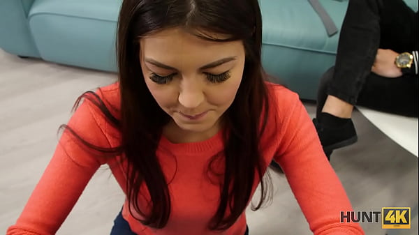 HUNT4K_Chick dauna mamada y monta una_polla para conseguir lasllaves_del nuevo vehículo
