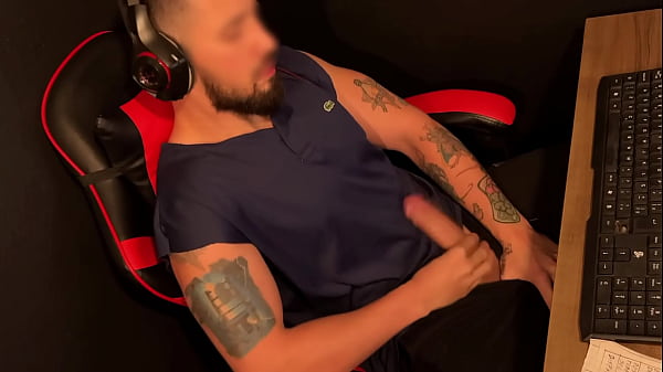 Punheta GOZANDO forte na cadeira gamer &ndash; filmado de cima no sigilo 