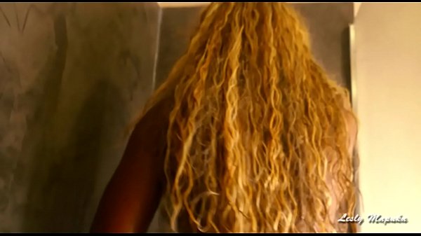 Play MP4 - Lesly Mapuka sous sa douche