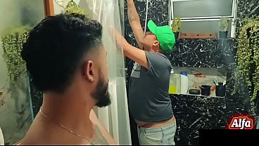 O ENGANADOR ENTROU COM SUA MANGUEIRA NO NOVINHO VIRGEM QUE SAIU COM O CU TODO ESFOLADO