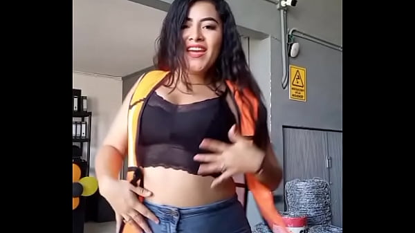 Muchacha moviendo el culo en el trabajo 