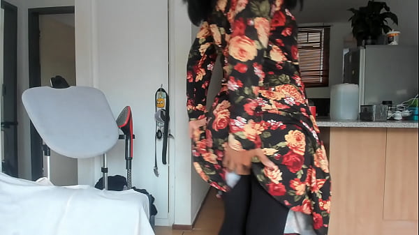 Play MP4 - Ebony Big-booty dance tease&comma; non-nude