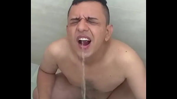 Macho haciendo lluvia dorada 