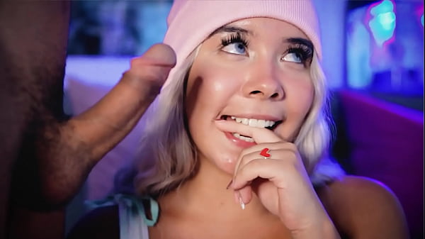 Sexy latina babe_looks so_sexy sucking cock