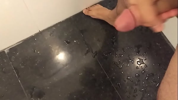 Punheta gostosa no chuveiro 