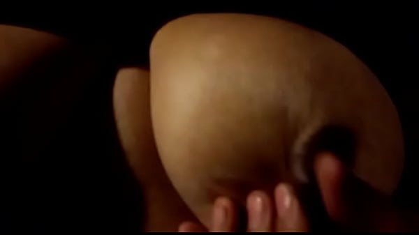 Me manda un video de sus pechos ba&ntilde;&aacute;ndose 