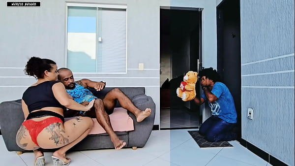 Meu namorado bobo_me trouxe um presente romantico_e mim encontrou_fodendo_seu irmao no Dia dos Namorados eu prefiro um pau grande_no cu