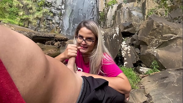 Play MP4 - Mamei gostoso o dotado na trilha da cachoeira e ele encheu minha boca de porra